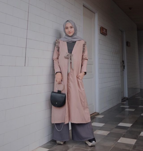 Setelan celana culottes dan blazer dengan warna monokrom